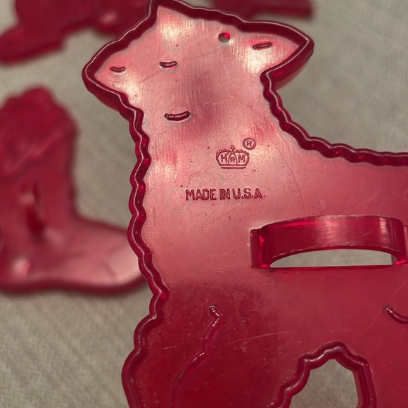 Vintage HRM USA Red Transparent Plastic Cookie Cutters Set of 7 From the 50-60’s - Picture 4 of 7